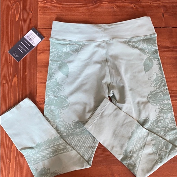 Nux Active matching yoga bra and tights - Picture 4 of 5